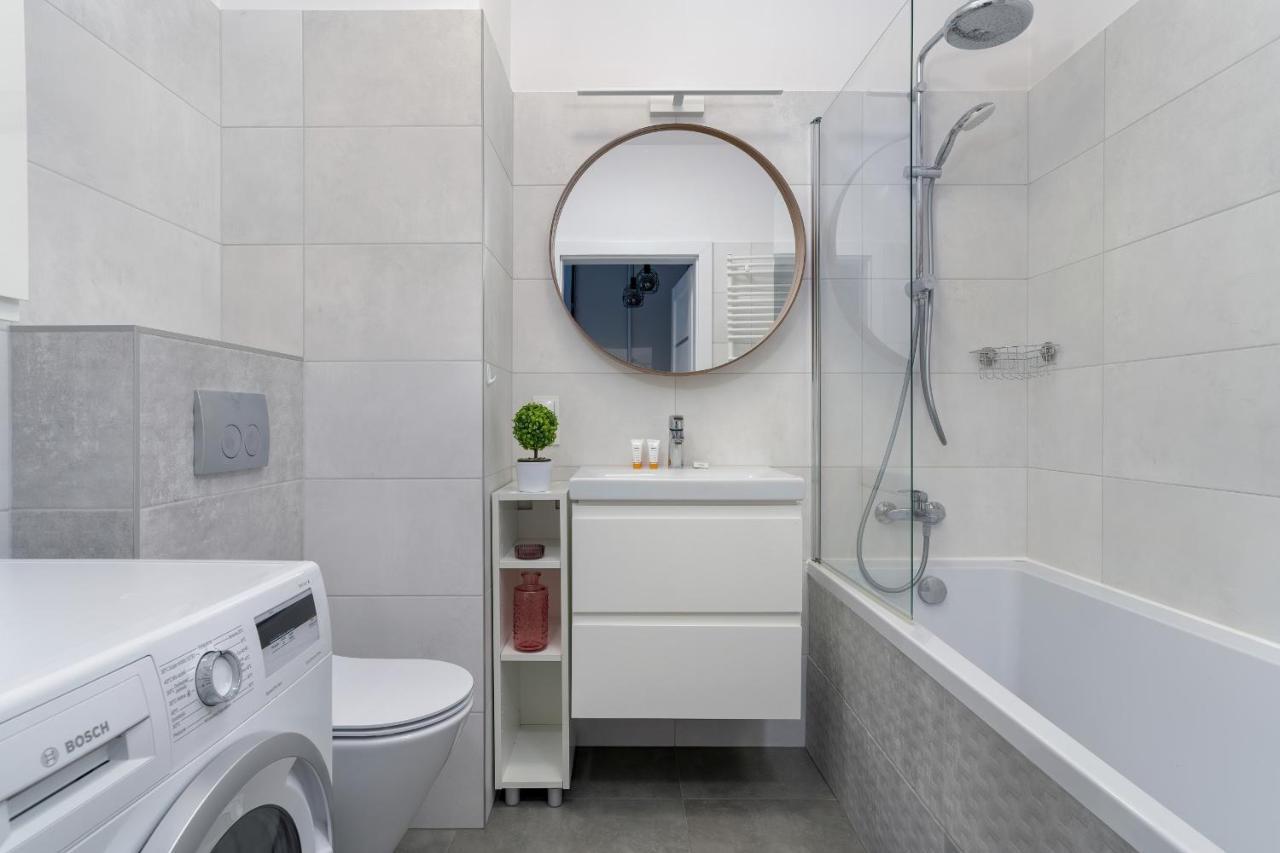 Stylish & Comfy Garbary Apartments With Parking By Noclegi Renters Познань Экстерьер фото