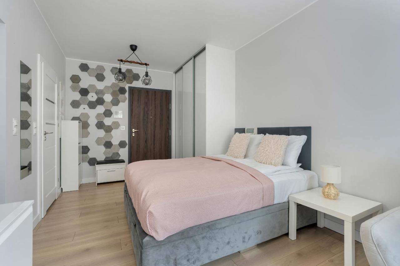 Stylish & Comfy Garbary Apartments With Parking By Noclegi Renters Познань Экстерьер фото